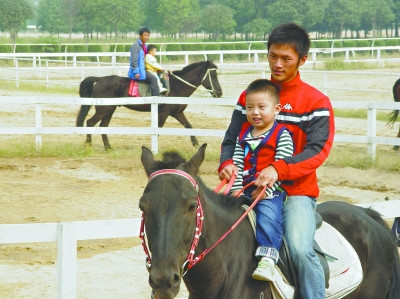 Wuhan kindergarten offers toddlers lessons in etiquette, horseback riding and golf