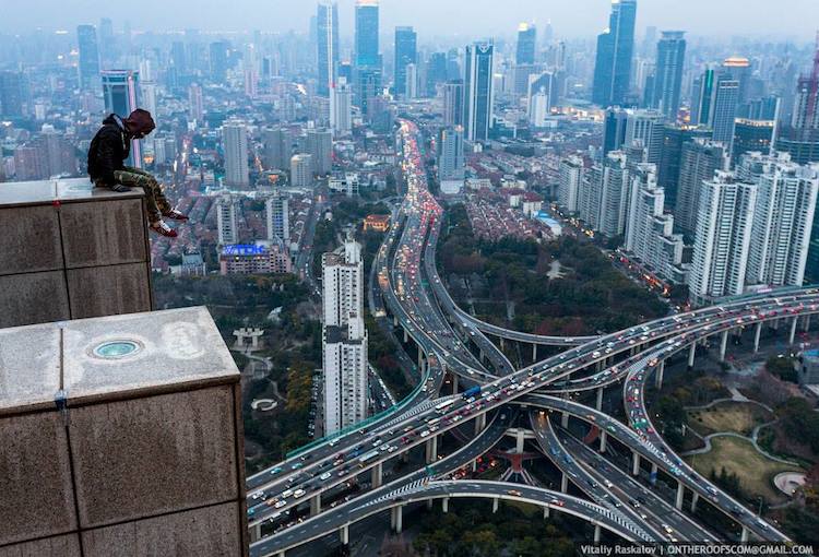 13 amazing new photos from the daredevils who scaled the Shanghai Tower