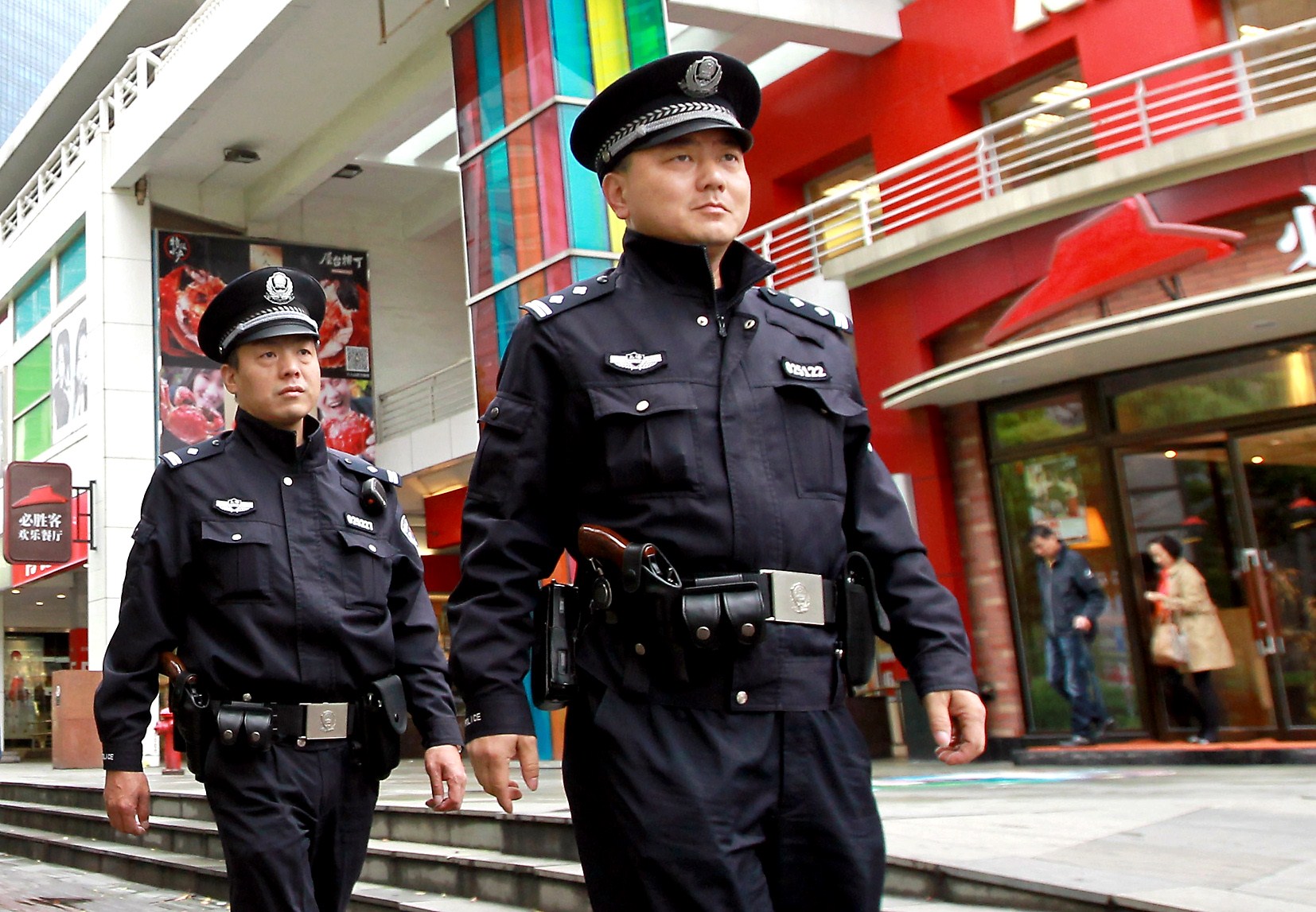 1-000-shanghai-police-to-carry-guns-that-s-shanghai