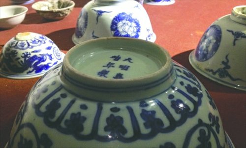Villagers find Ming Dynasty porcelain while digging neighbor's grave