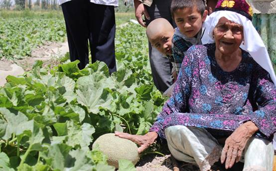 128-year-old woman opens online shop selling Xinjiang Hami melons