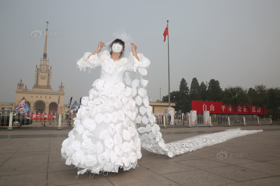 PHOTOS: Beijing artist wears wedding gown made of 999 gas masks