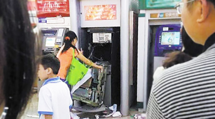 PHOTOS: Heroic Dongguan woman destroys card-eating ATM