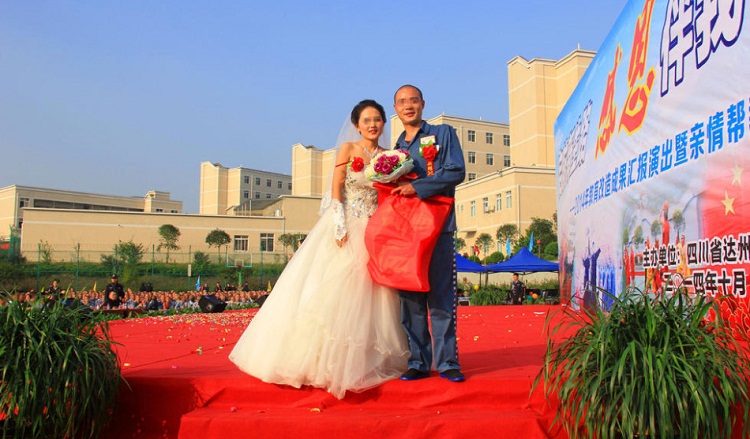 PHOTOS: Former drug dealer marries girlfriend in Sichuan prison