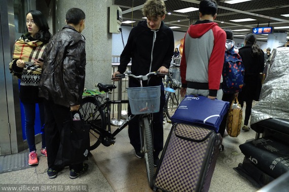 Foreigners kicked out of station, after trying to bring bikes on Beijing subway