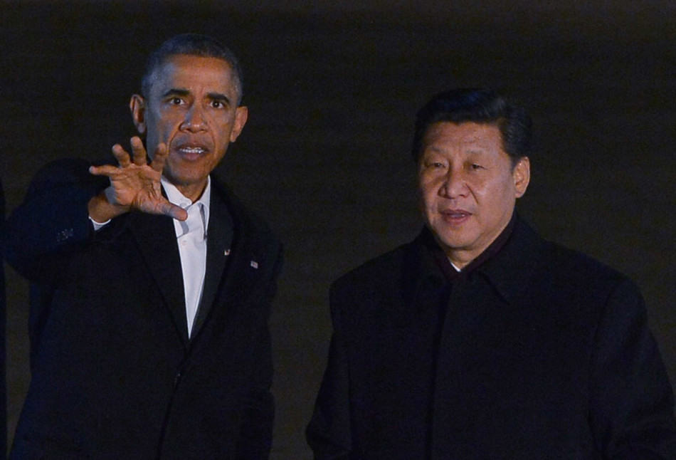 Xi Jinping and Barack Obama enjoy moonlit stroll