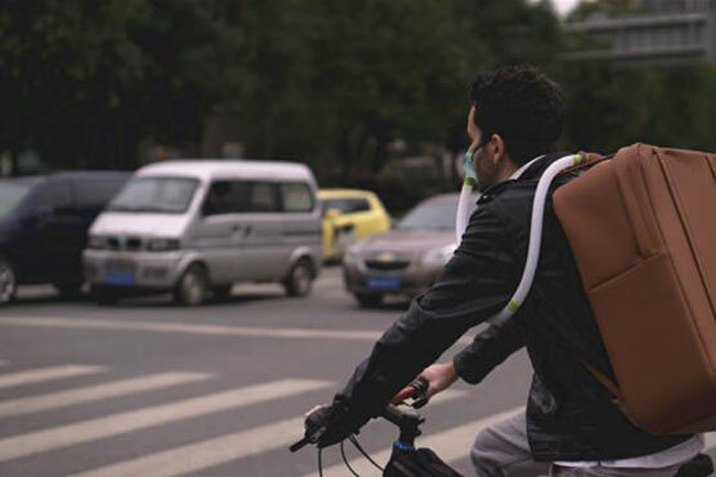 PHOTOS: Chengdu laowai creates backpack air-purifier to survive morning commute