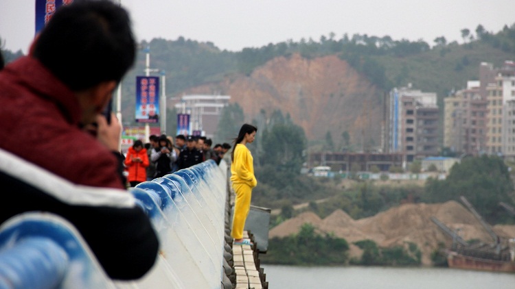 PHOTOS: Girl jumps to to her death from Guangxi bridge as onlookers take pictures