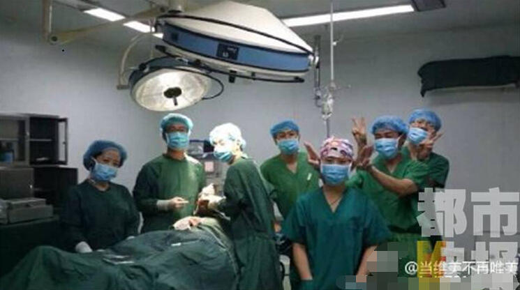 Xi'an 'selfie surgeons' face backlash after posing for operating room photos