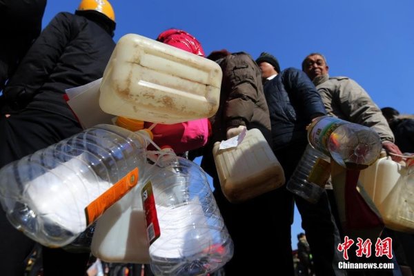PHOTOS: '10,000' Zhenjiang residents queue up for free soy sauce, carting off as much as 350L