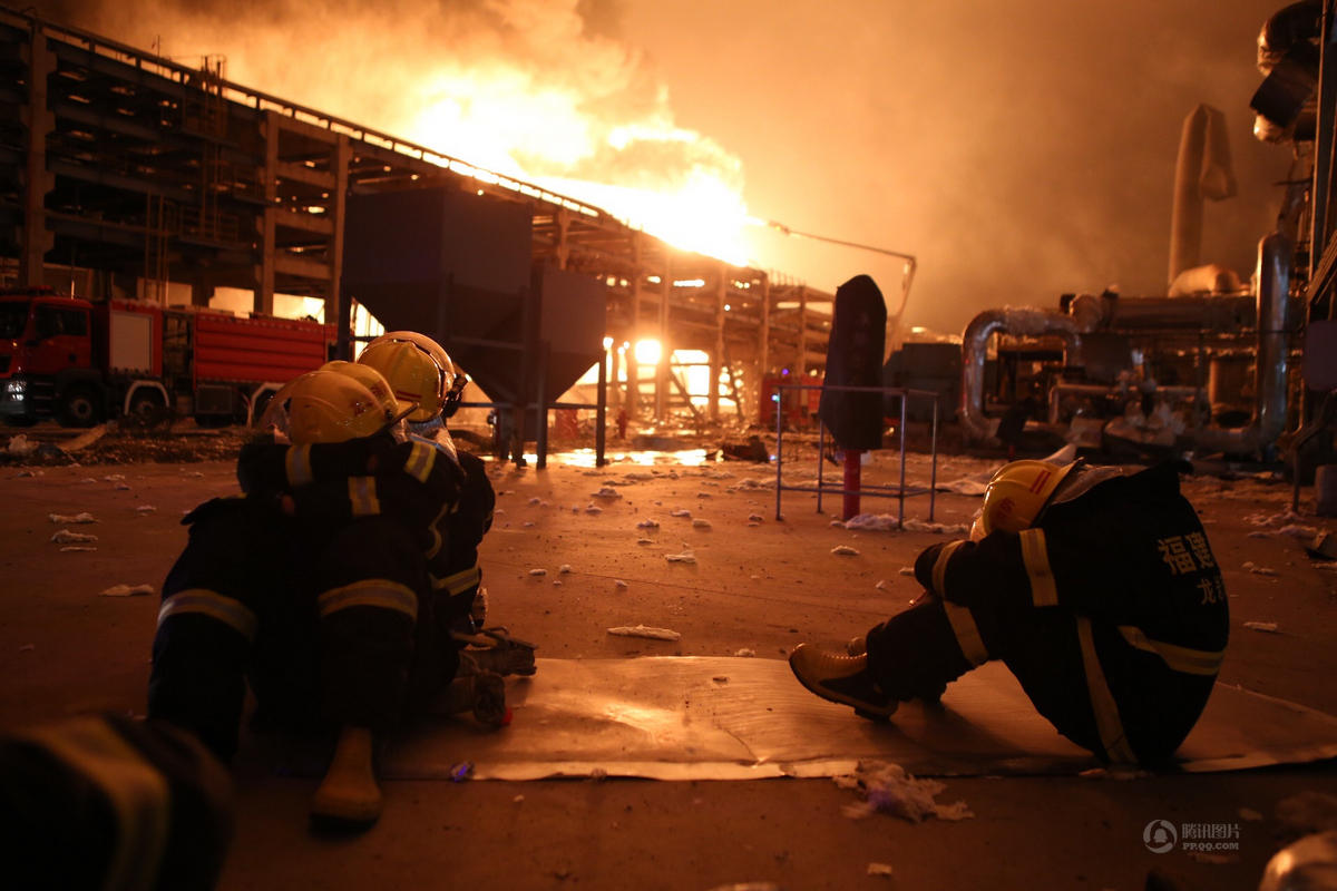 PHOTOS: Nearly 30,000 evacuated as Fujian PX petrochemical fire enters third day
