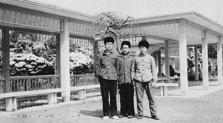 Take a look at the vintage photos discarded by residents of Shanghai