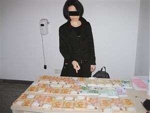 Hong Kong woman caught at Shenzhen border with 2m dollars wrapped around her body