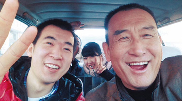 'Brother Smile' cabbie has taken selfies with his customers every day for four years, is awesome