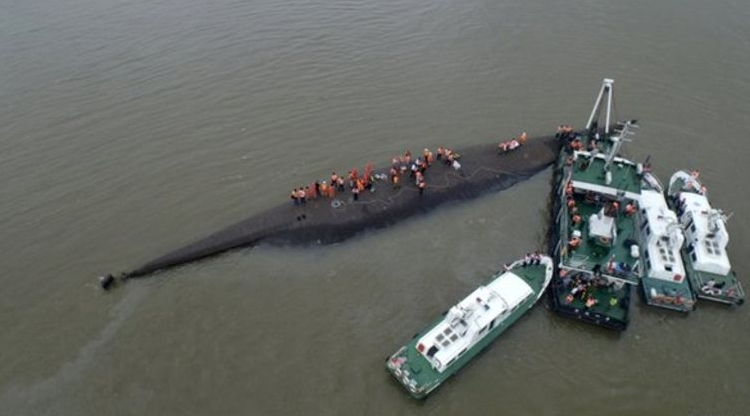 Yangtze ship may have been hit by tornado - 7 confirmed dead, hundreds still missing