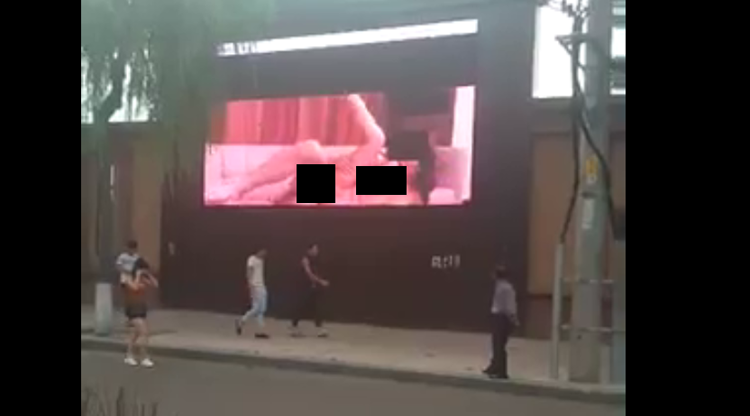 Public porn broadcast in Dongbei stops traffic