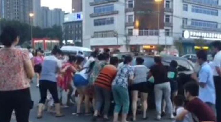 WATCH: Xi’an ayis push 3 cars off their open-air dance floor